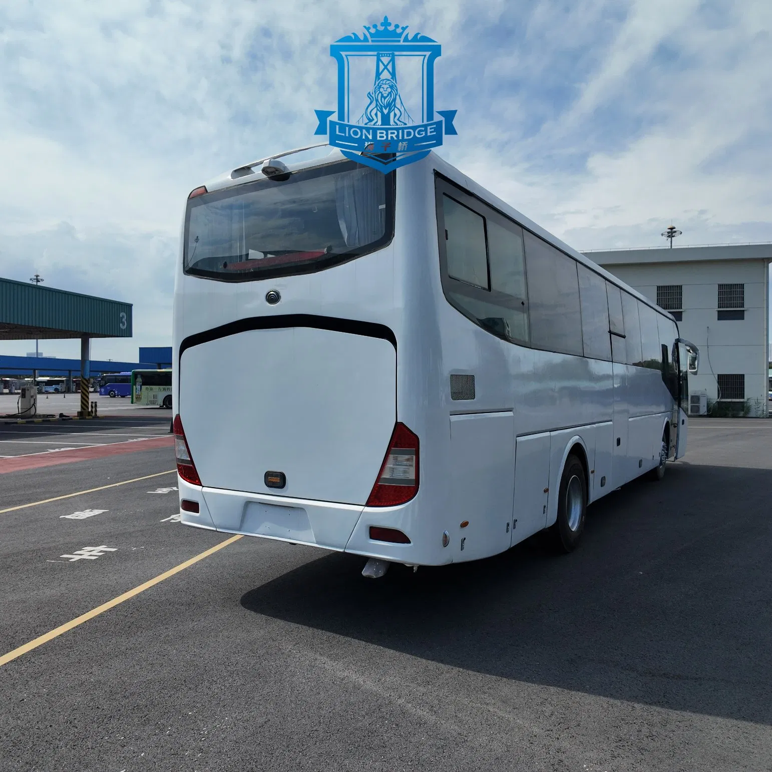 Yutong 6122 White 55-Seats Used Coach Bus with Large Luggage Compartment