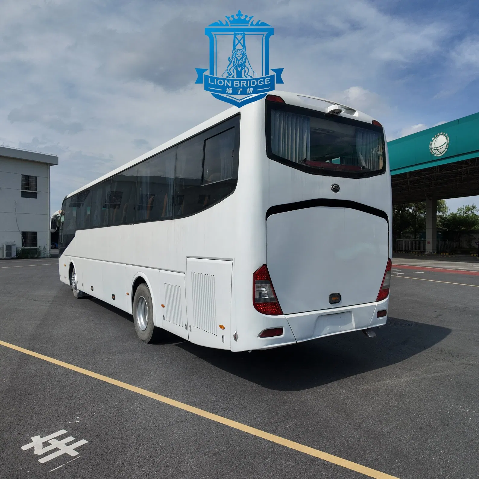 Yutong 6122 White 55-Seats Used Coach Bus with Large Luggage Compartment