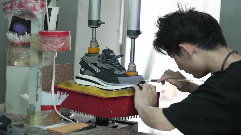 Shoe sole line drawing and marking machine at Lento manufacturing facility