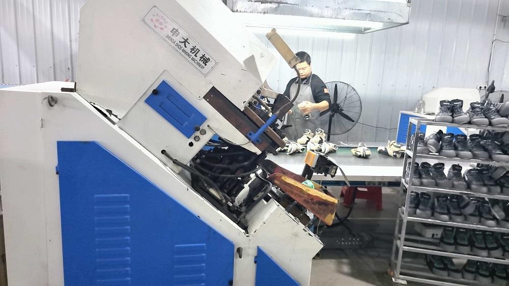 Shoe lasting and pulling machine for shaping boot uppers at Lento
