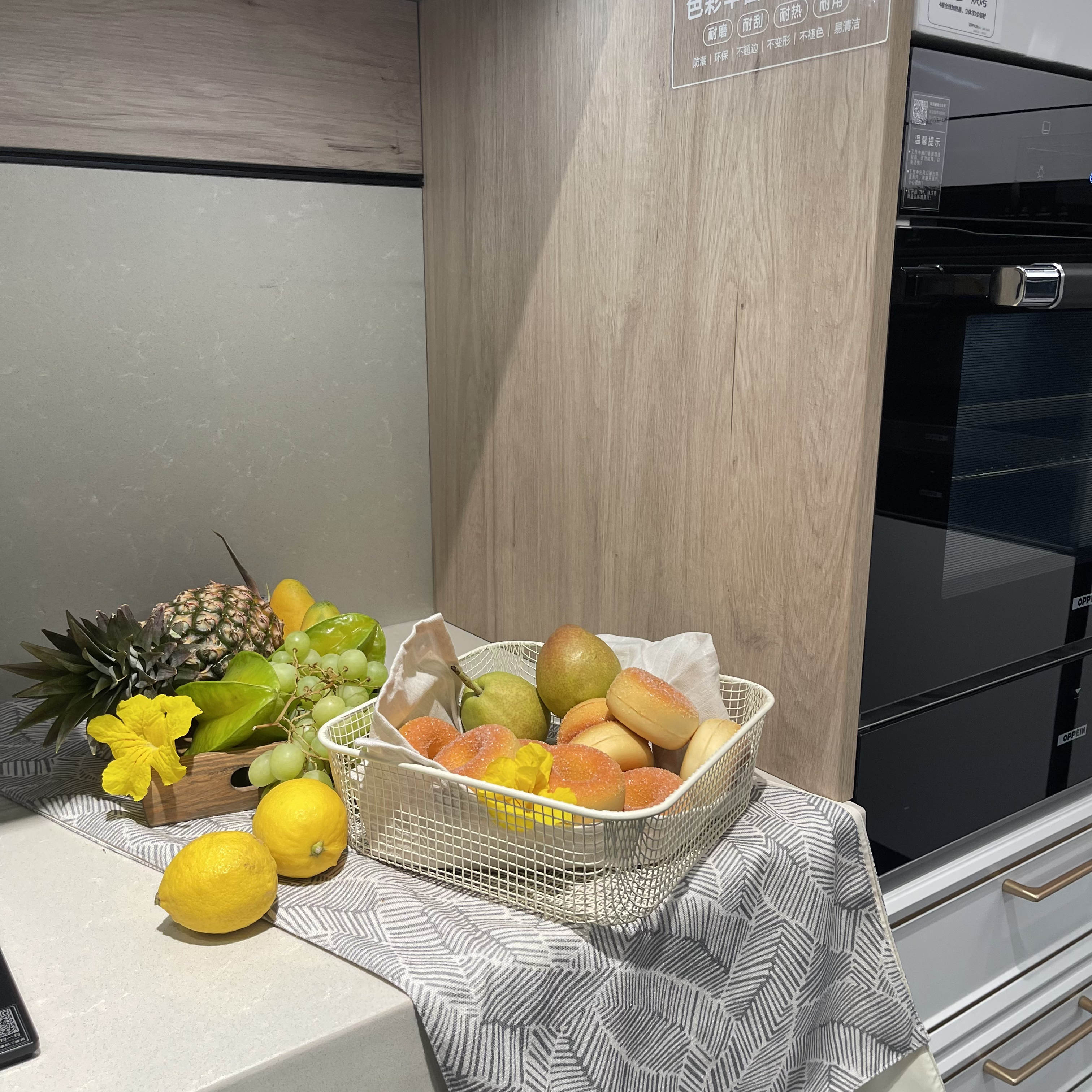 Breathable Mesh Metal Fruit and Vegetable Basket Modern Wire Storage Organizer Rust-Resistant Food Holder for Kitchen Counter storage rack
