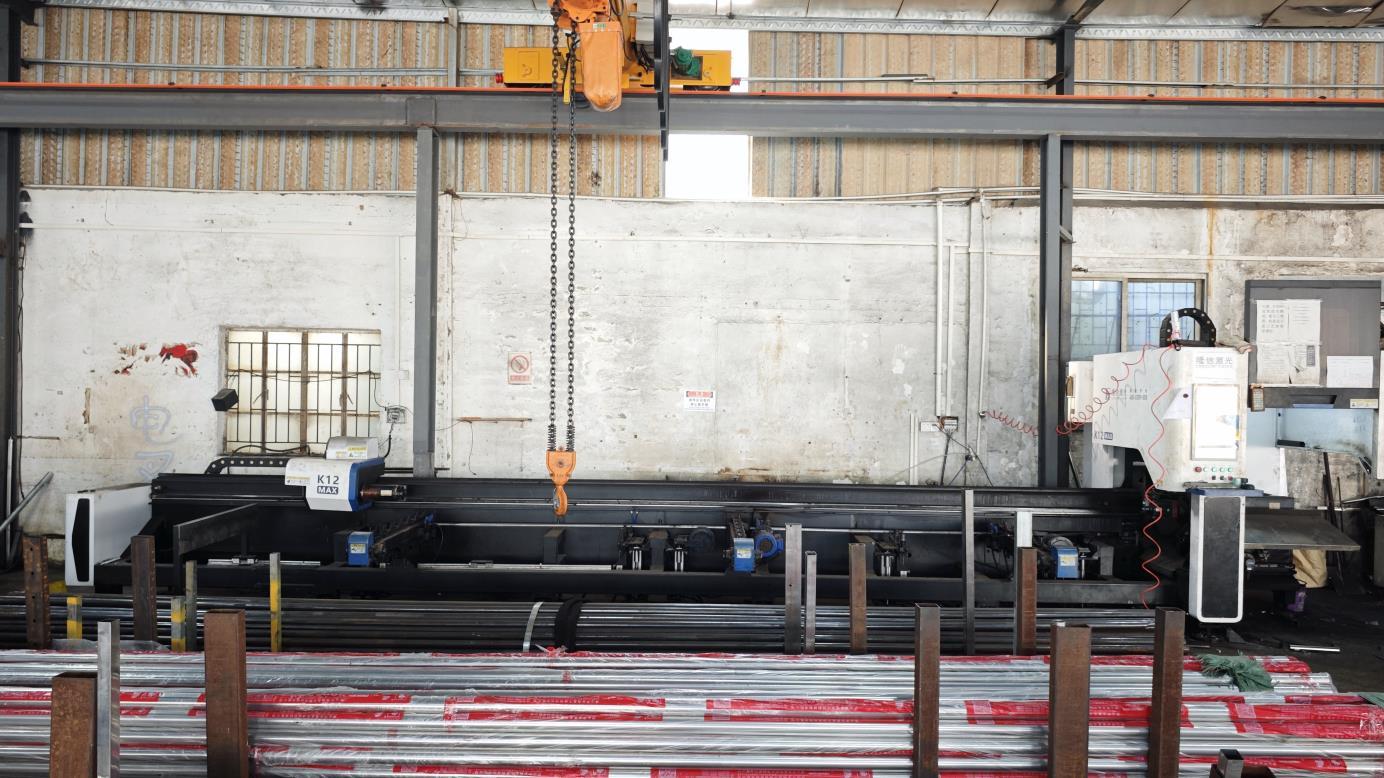 Automatic cutting machine for high-precision steel logistics system fabrication