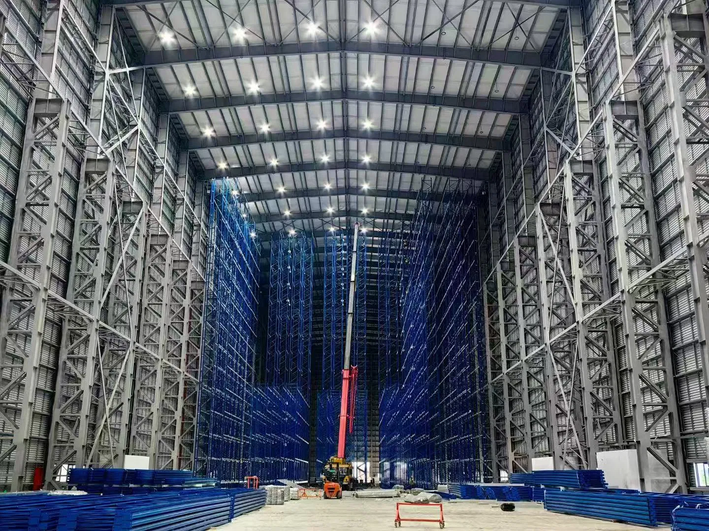 Stacker Crane and Conveyor Line Integrated Into Pallet Racking System