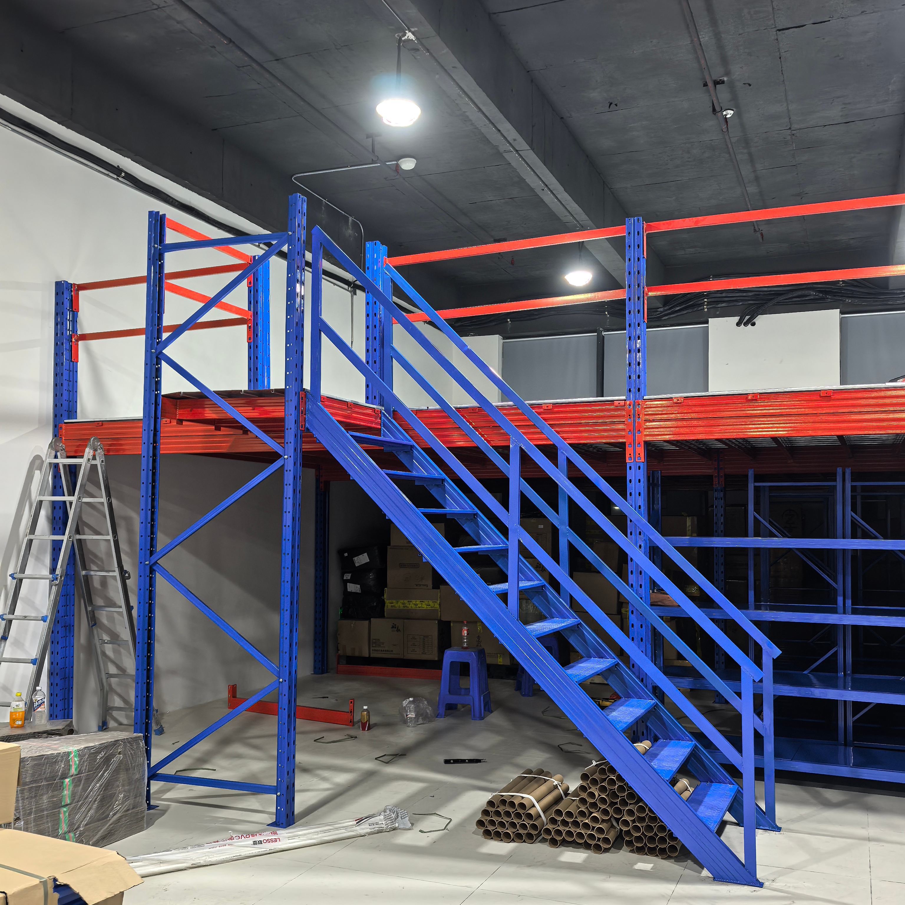 Industrial Steel Mezzanine Floor System Multi Level Storage Platform with Integrated Staircase and Guardrails