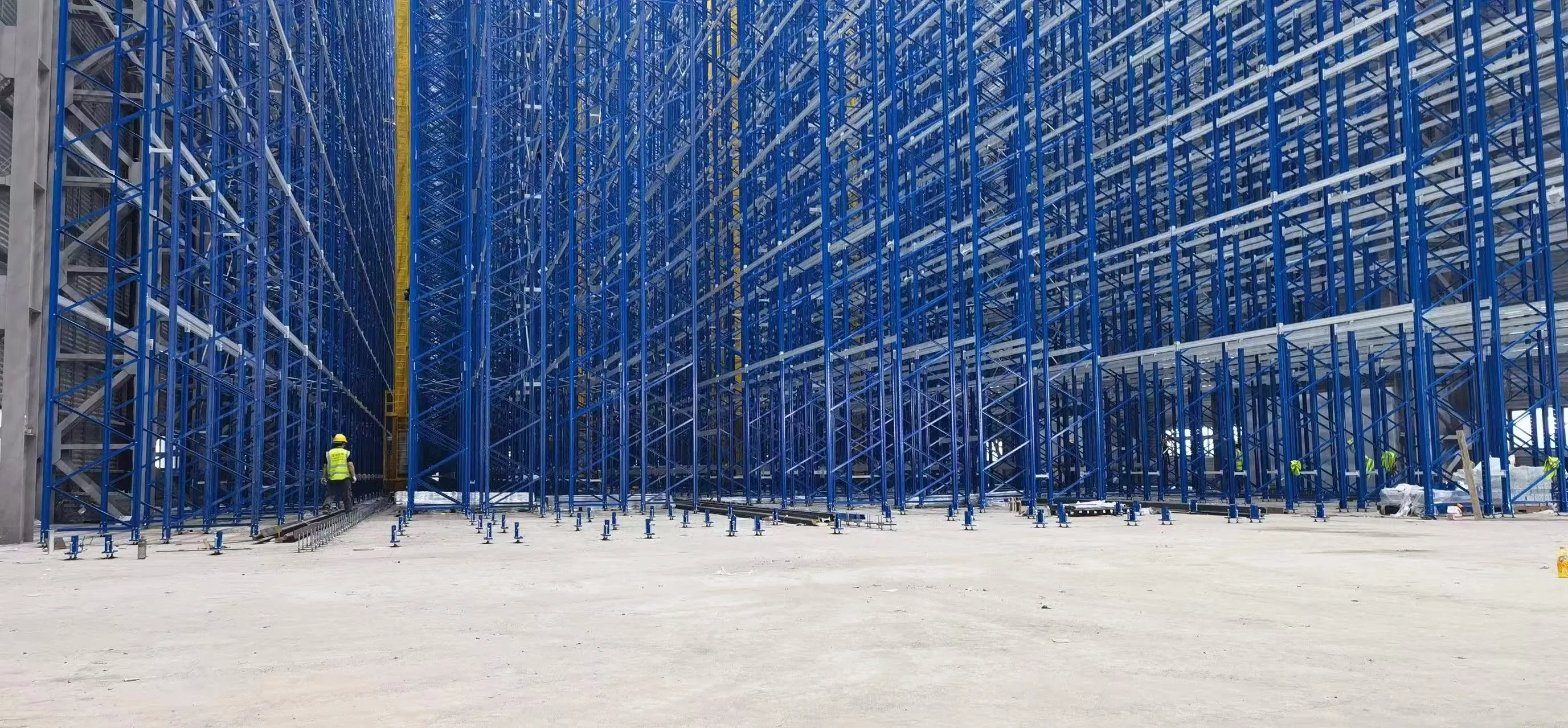 Stacker Crane and Conveyor Line Integrated Into Pallet Racking System