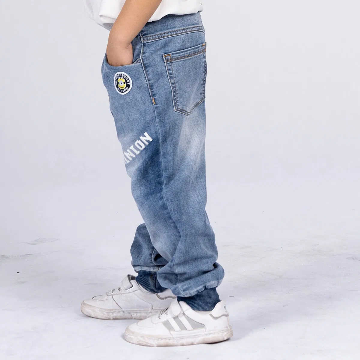 Calças de Denim para Meninos com Logo Azul Personalizado em Lavagem Suave