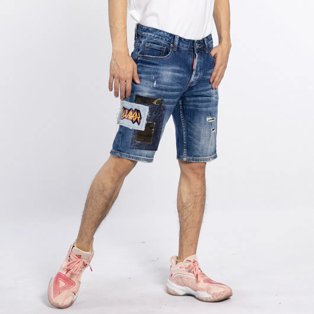 Calças Jeans Curtas Masculinas em Design de Patches em Denim Azul Desgastado
