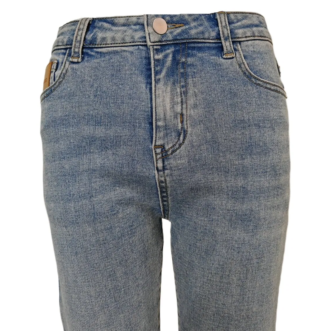 Calças de jeans femininas de lavagem clara, cropped, com fenda lateral e ajuste slim