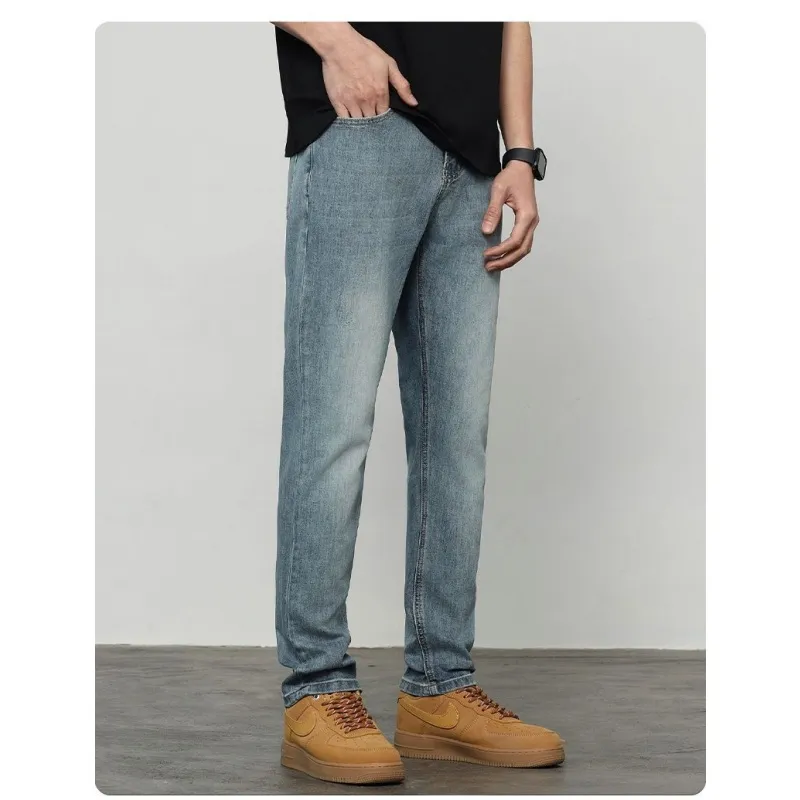 Calças de denim largas para homens com bordado preto, estilo streetwear, com ajuste solto e empilhadas