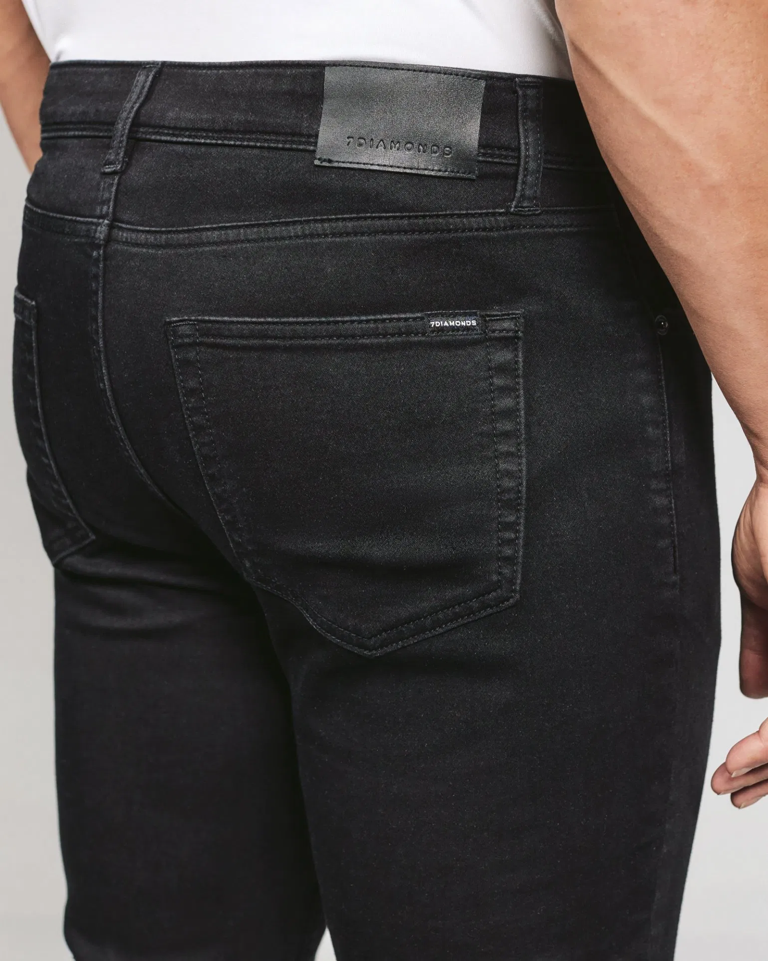 Fabricante de Jeans Masculinos OEM/ODM Estilosos Confortáveis Slim Fit para Moda de Rua ao Ar Livre e Uso Casual