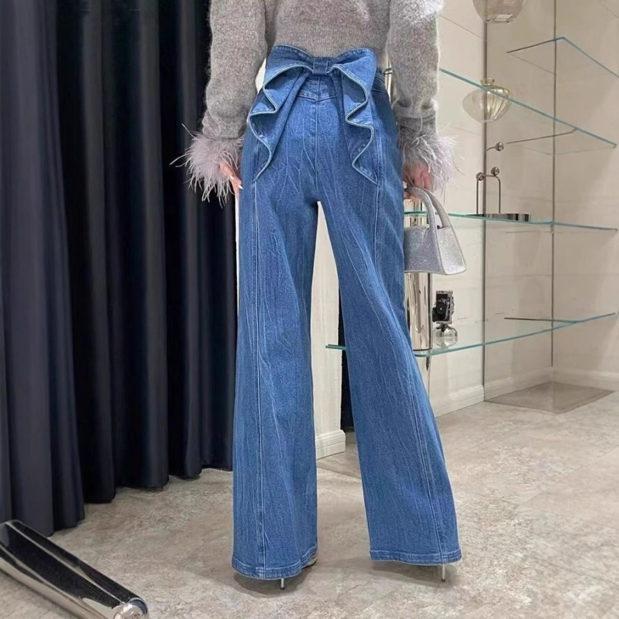Calças femininas de jeans azul médio, toque suave, estilo urbano e resistentes ao desgaste