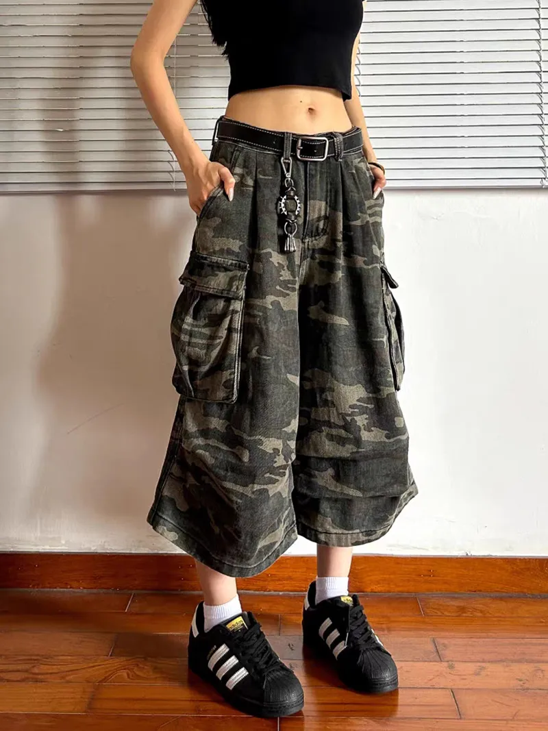 Calças Capri Cargo Cropped Largas com Estampa Camuflada e Múltiplos Bolsos