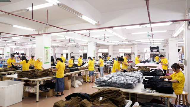 Estoque de rolos de denim selecionados na área de descanso de tecidos