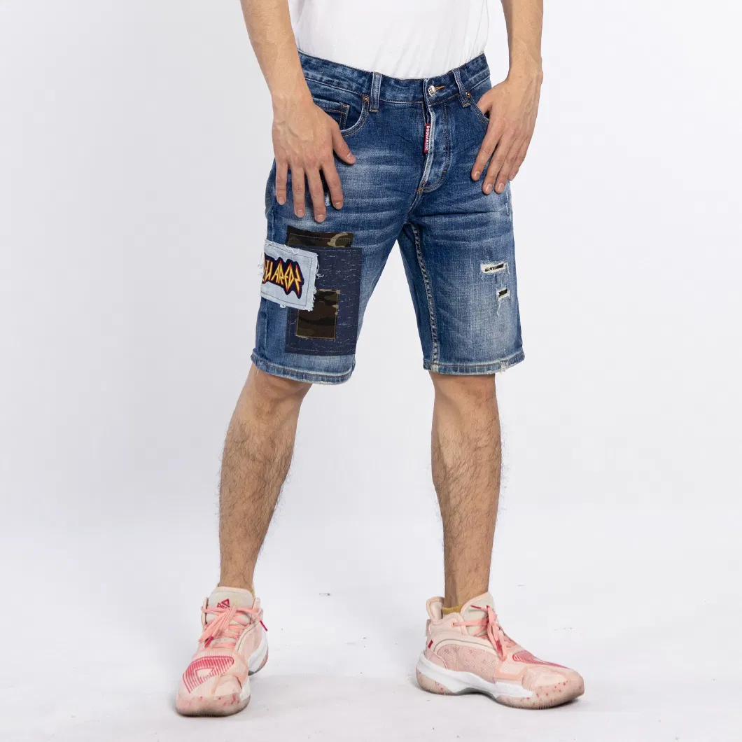Calças Jeans Curtas Masculinas em Design de Patches em Denim Azul Desgastado