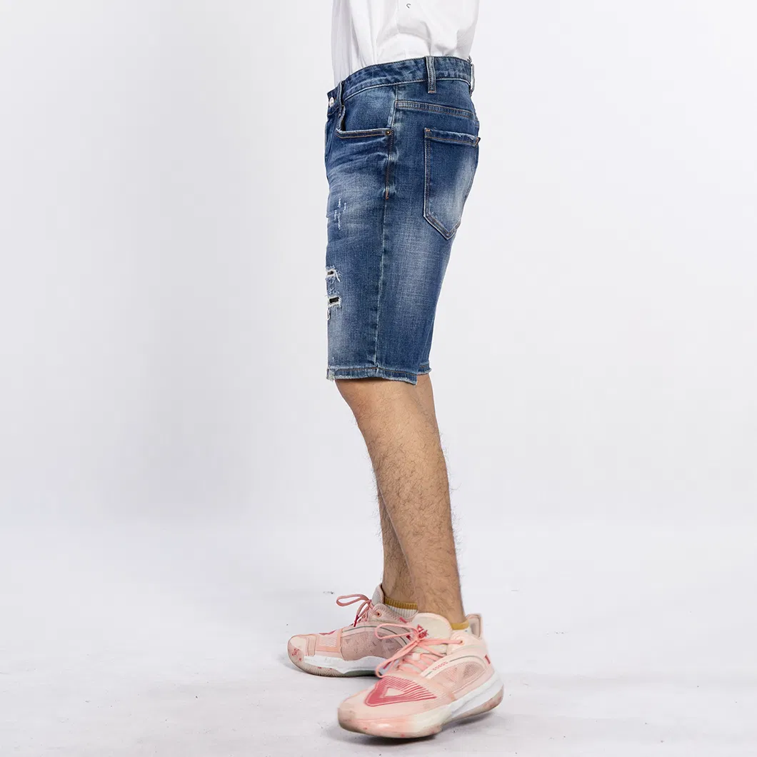 Calças Jeans Curtas Masculinas em Design de Patches em Denim Azul Desgastado