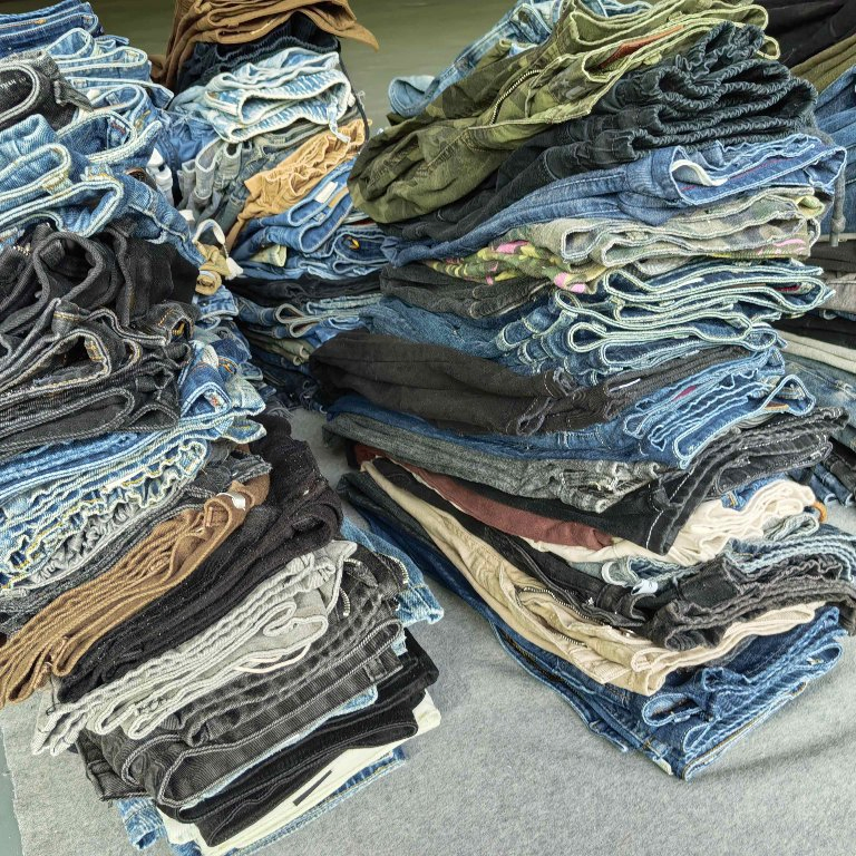 Jeans masculinos de segunda mão duráveis e acessíveis para revenda