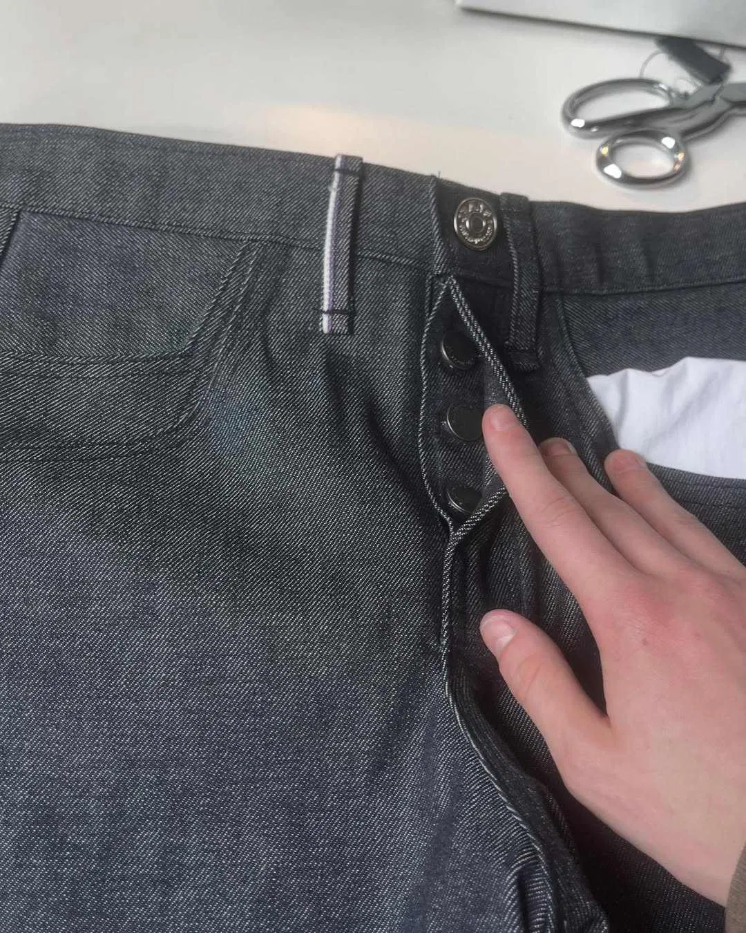 Calças jeans baggy masculinas vintage indigo azul escuro com pernas largas e costura contrastante reta, padrão sólido para o outono