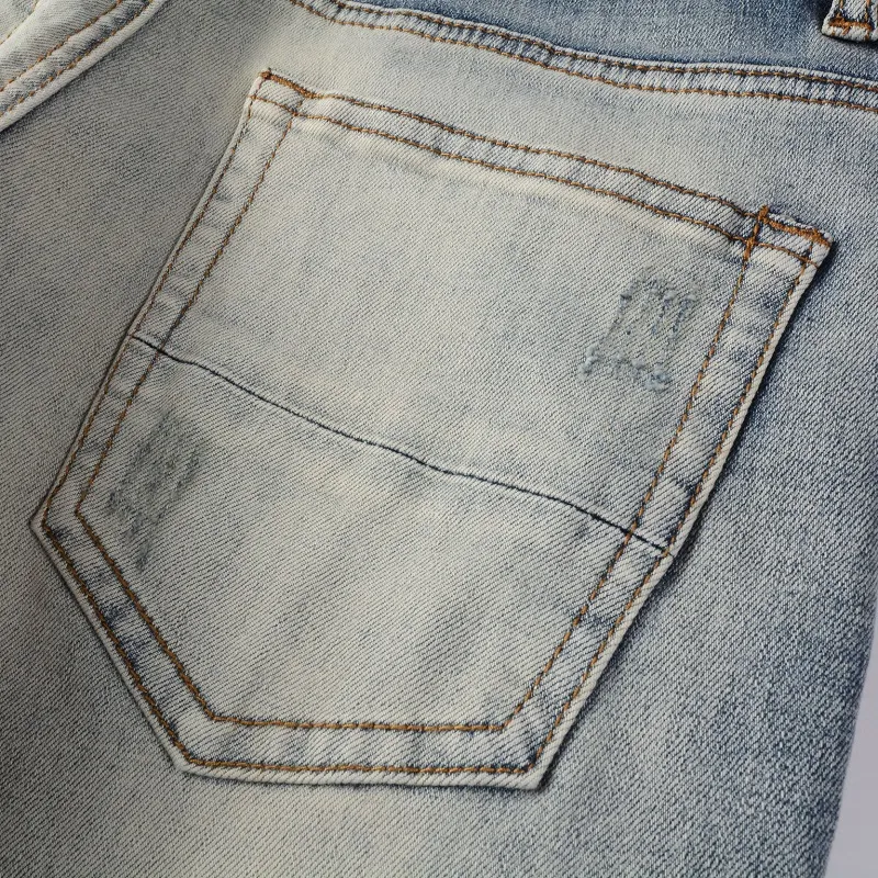 Calças Jeans Slim com Design Novo para Homens, Personalizadas com Logo da Fábrica, Jeans de Denim com Bordado e Efeito Desgastado