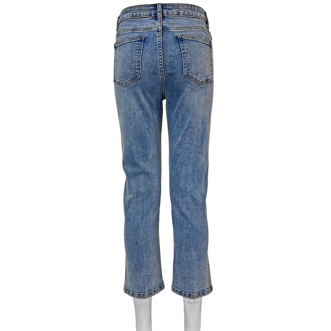 Calças de jeans femininas de lavagem clara, cropped, com fenda lateral e ajuste slim
