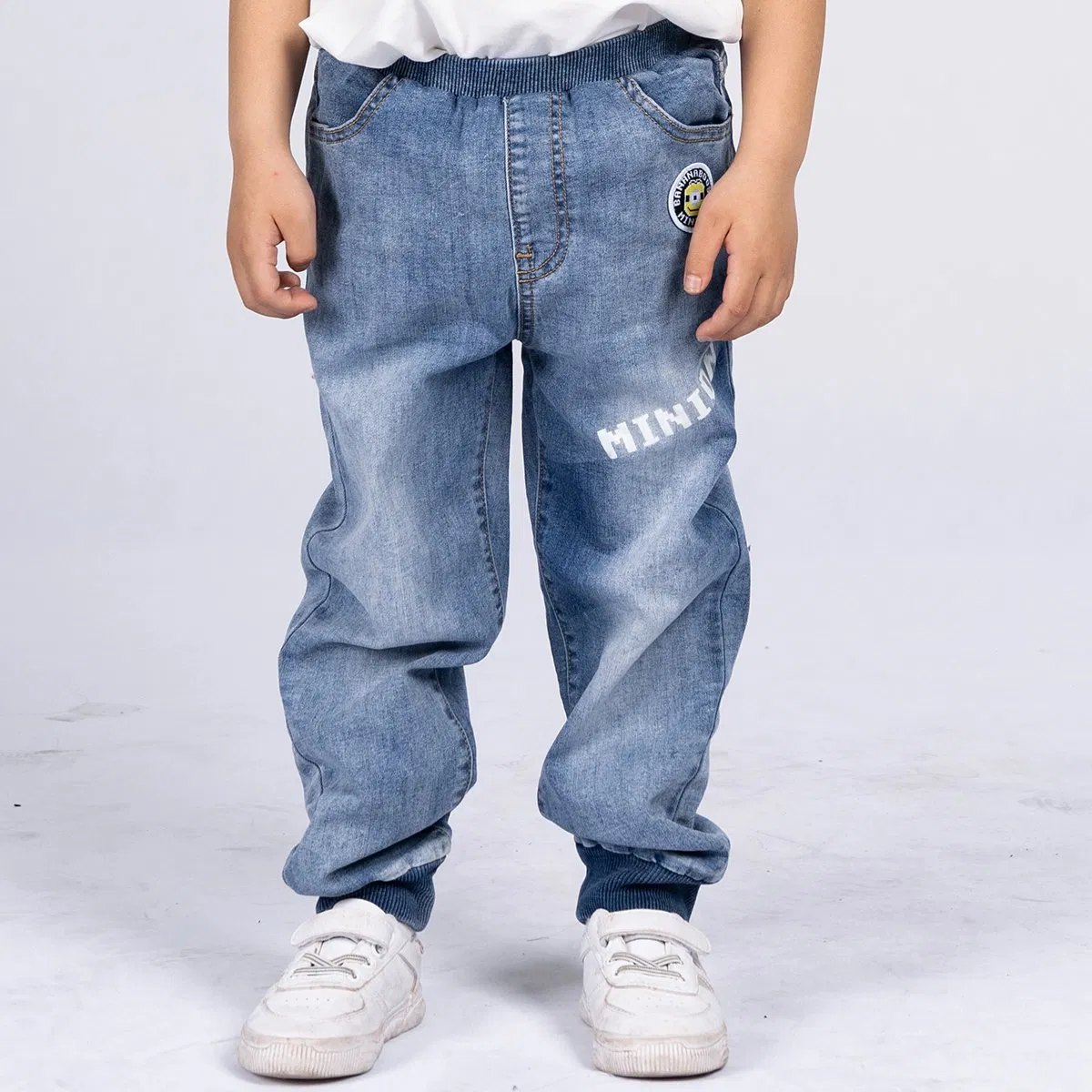 Calças de Denim para Meninos com Logo Azul Personalizado em Lavagem Suave