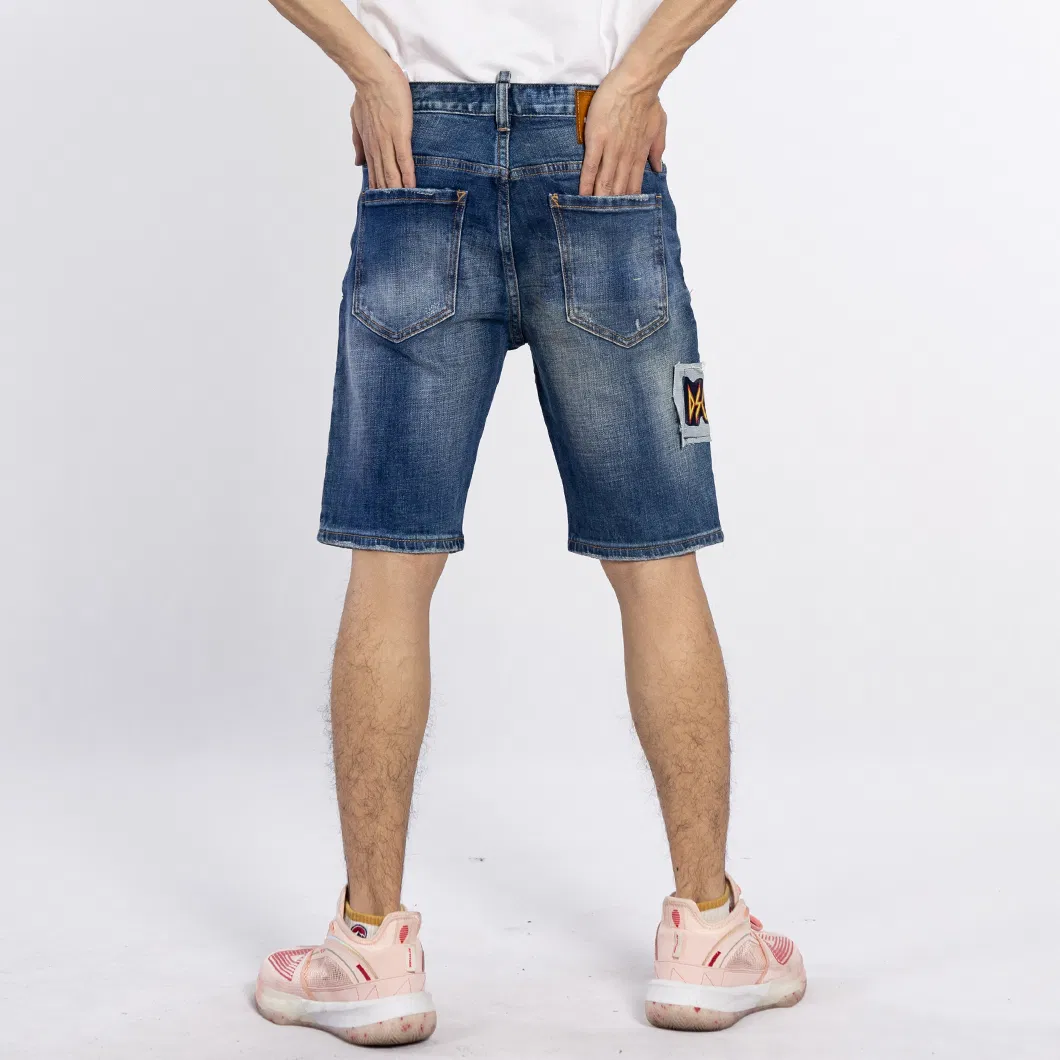 Calças Jeans Curtas Masculinas em Design de Patches em Denim Azul Desgastado