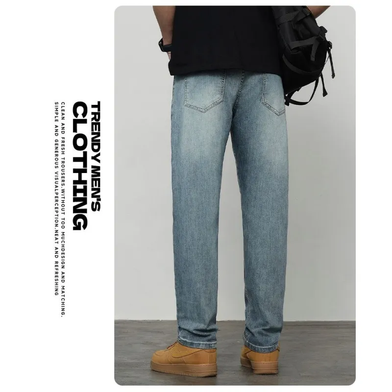 Calças de denim largas para homens com bordado preto, estilo streetwear, com ajuste solto e empilhadas