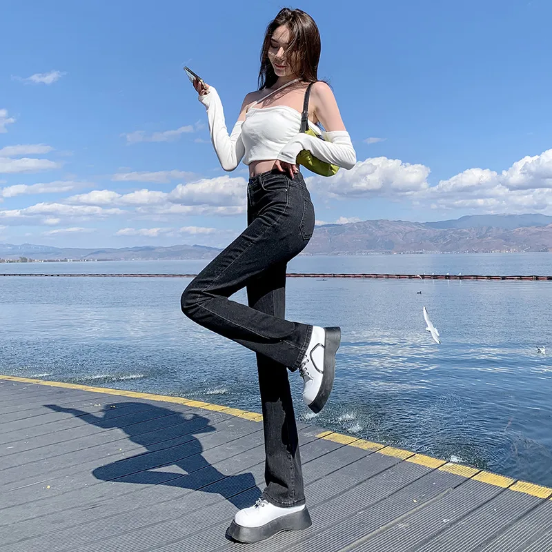Calças Jeans Micro Flare para Mulheres; S Ajuste Slim, Pernas Longas e Aparência Afinada