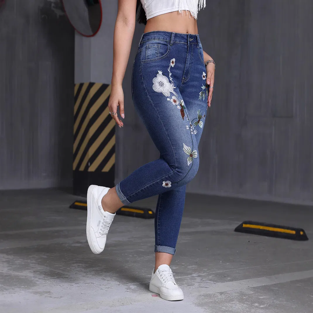 Calças Jeans Femininas Rasgadas Desgastadas em Denim Cinza Lavado Denim Sustentável Cinco Bolsos para Importadores de Vestuário Marca Privada Calças Jeans
