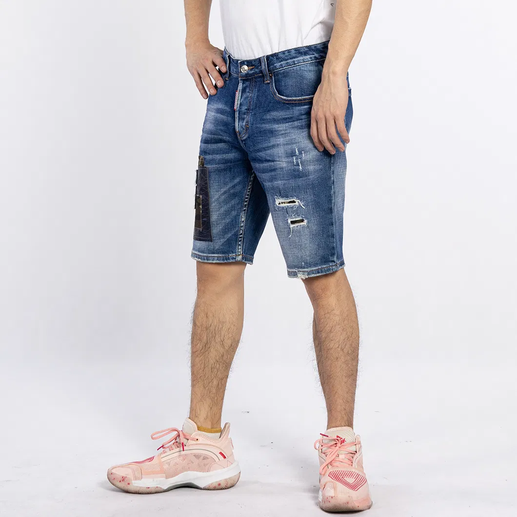 Calças Jeans Curtas Masculinas em Design de Patches em Denim Azul Desgastado