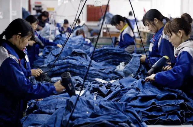 Calças casuais largas retas com bolsos grandes, macacão de denim para homens