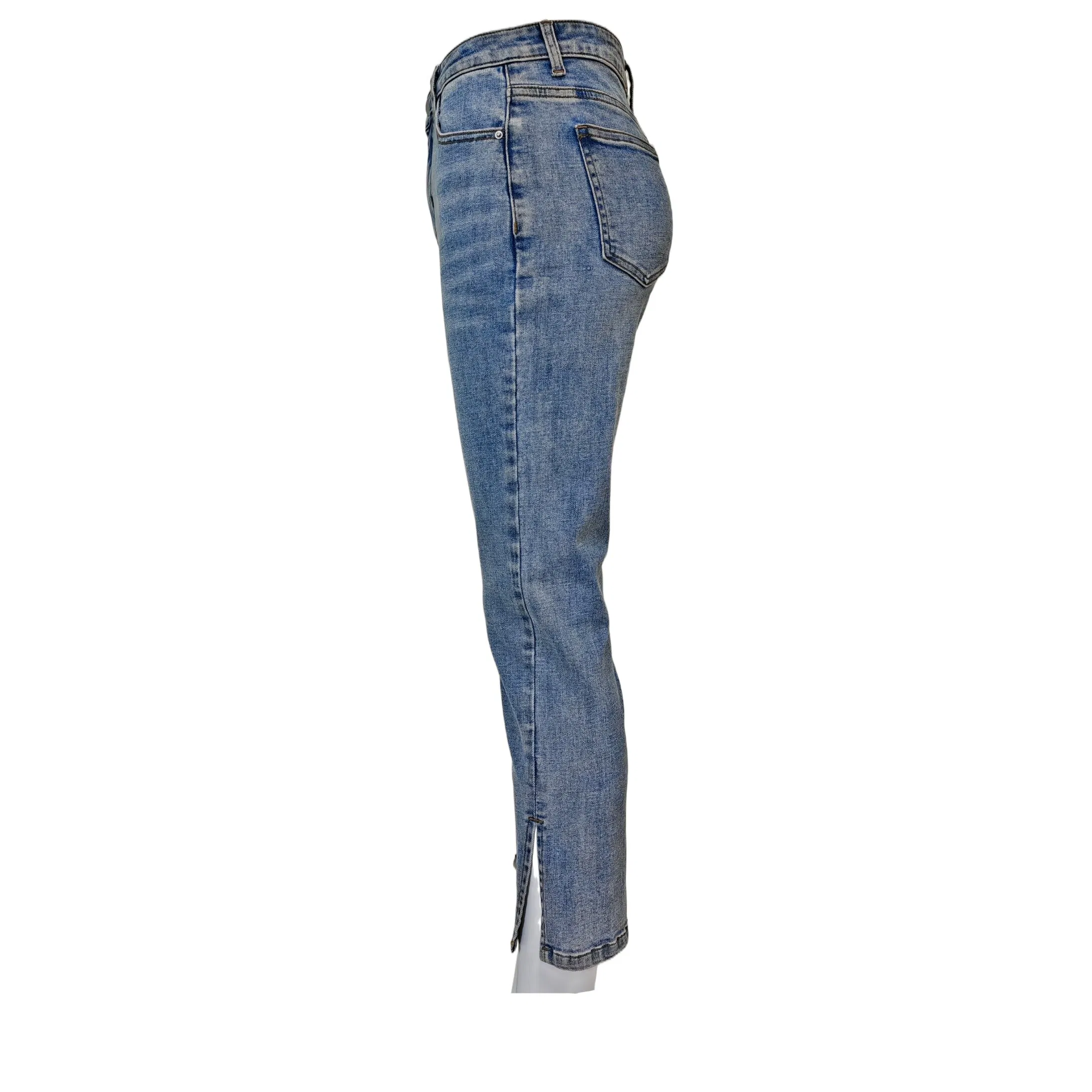 Calças de jeans femininas de lavagem clara, cropped, com fenda lateral e ajuste slim