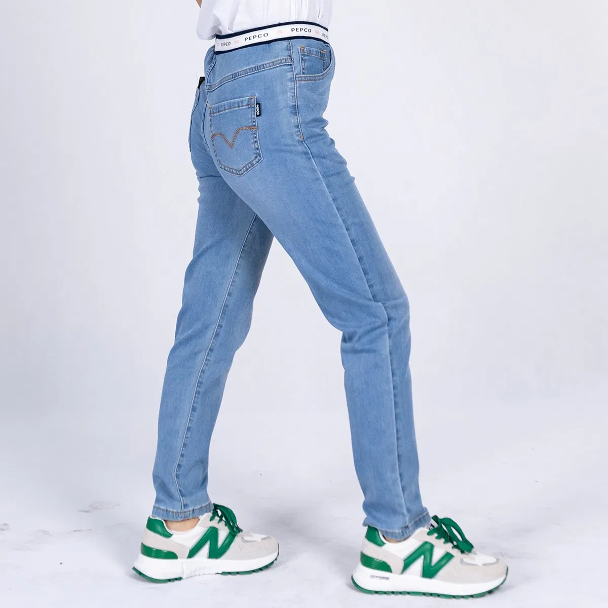 Calças skinny infantis com logo em denim lavado macio e cintura elástica