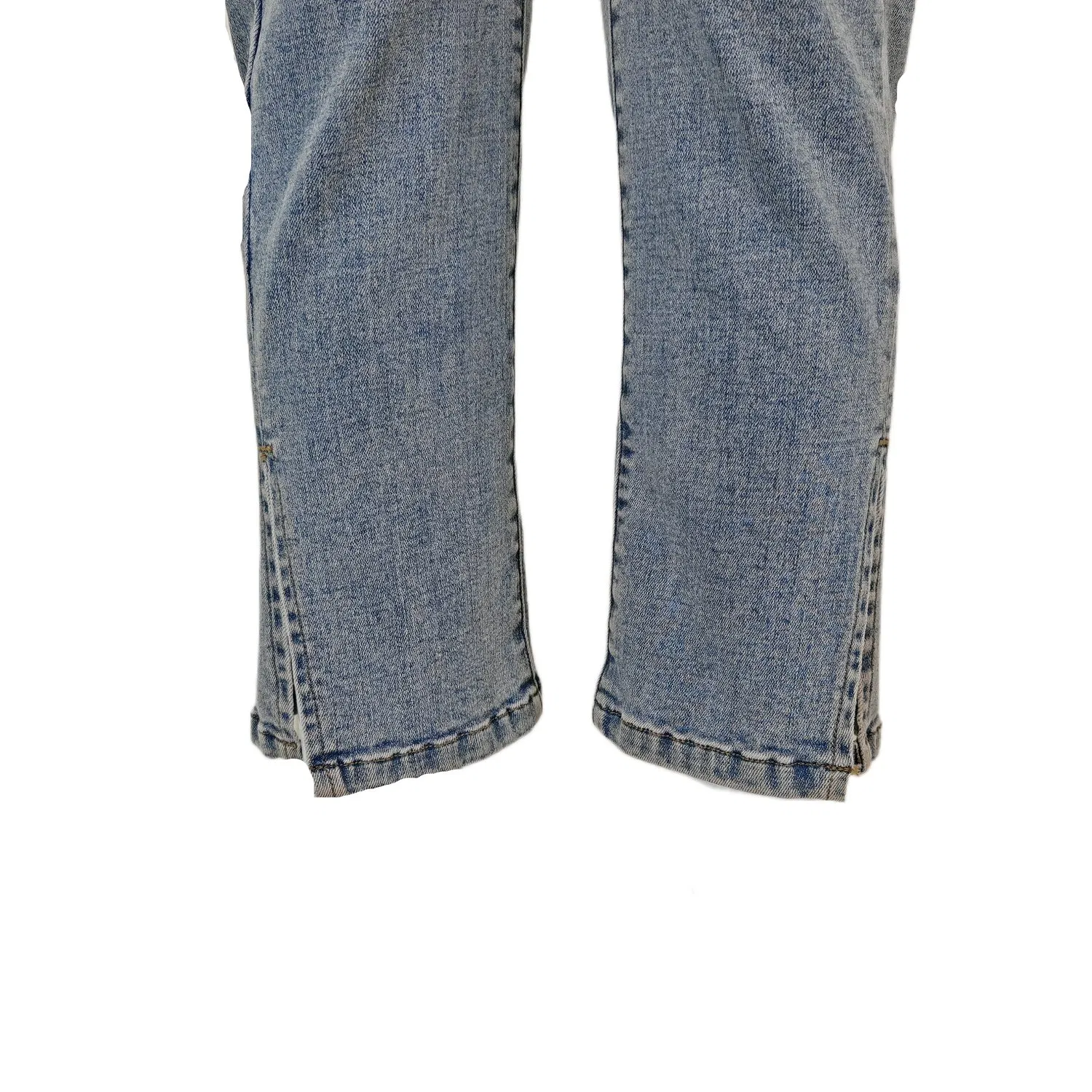 Calças de jeans femininas de lavagem clara, cropped, com fenda lateral e ajuste slim