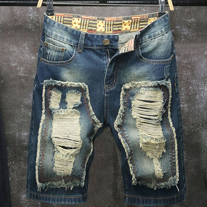 Um par de calças jeans masculinas soltas de perna reta com design individualista e de moda tendência