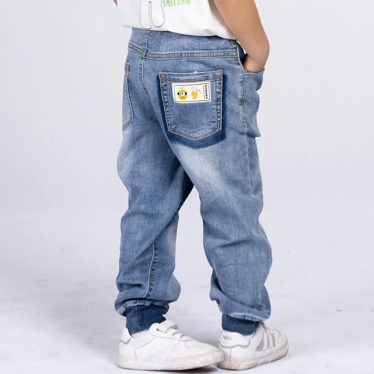 Calças de Denim para Meninos com Logo Azul Personalizado em Lavagem Suave