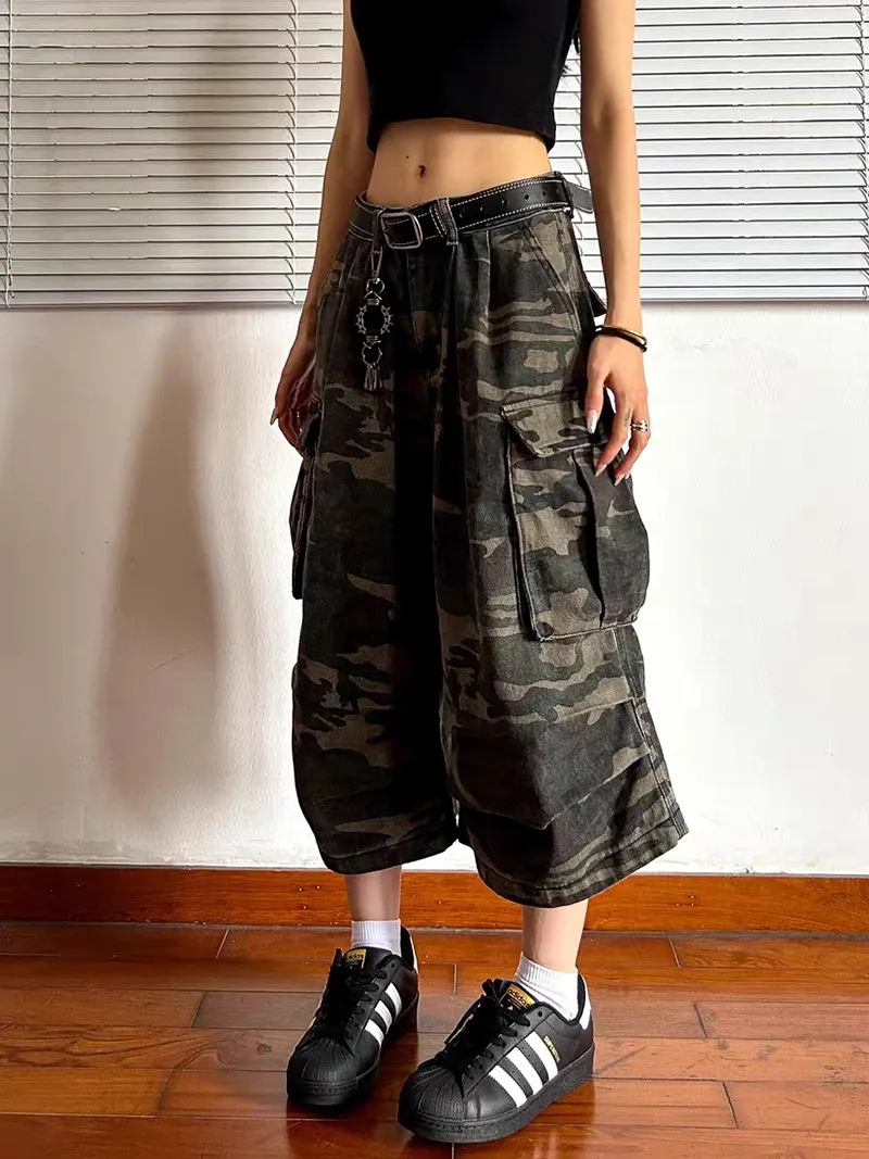 Calças Capri Cargo Cropped Largas com Estampa Camuflada e Múltiplos Bolsos