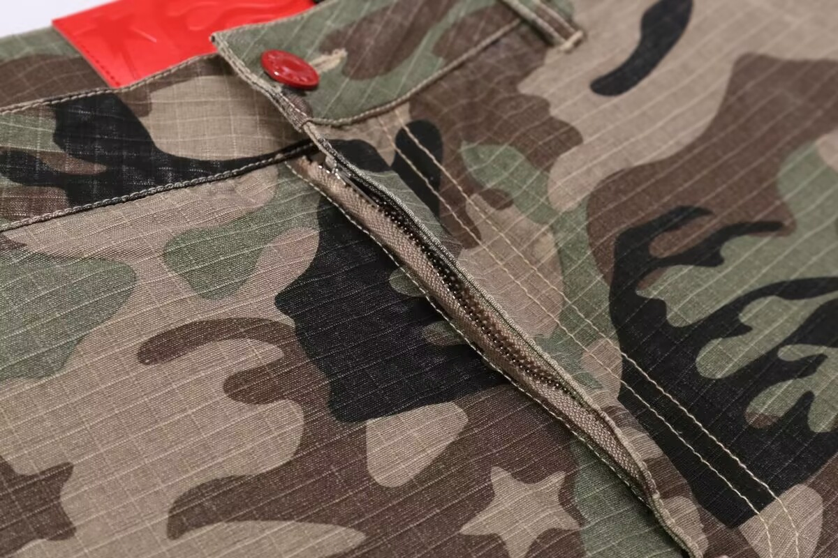 Calças Jeans Camo Vermelho Hellstar, Corte Relaxado, Tecido Durável, Estilo Streetwear