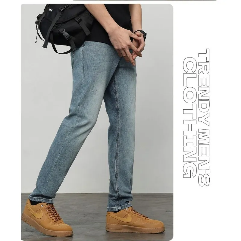 Calças de denim largas para homens com bordado preto, estilo streetwear, com ajuste solto e empilhadas