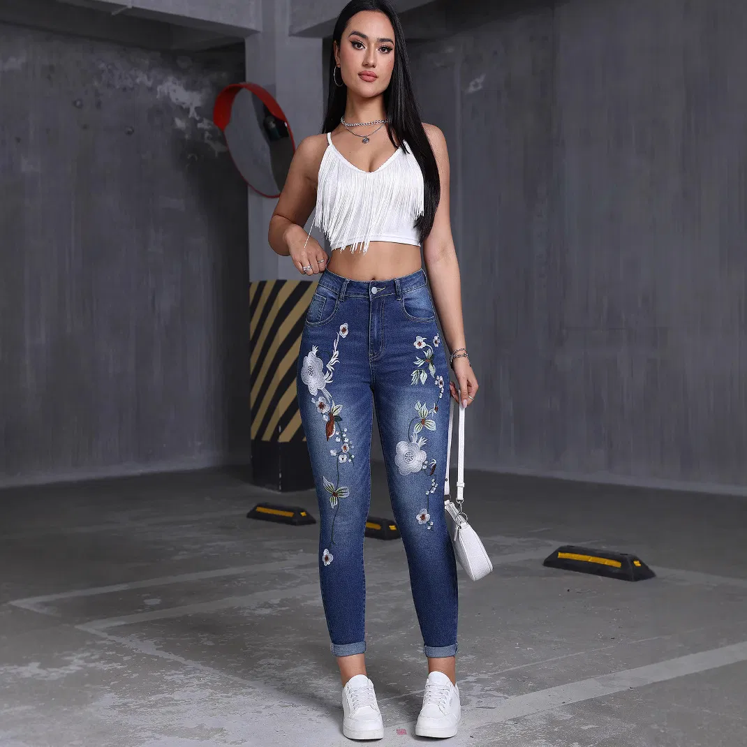 Calças Jeans Femininas Rasgadas Desgastadas em Denim Cinza Lavado Denim Sustentável Cinco Bolsos para Importadores de Vestuário Marca Privada Calças Jeans