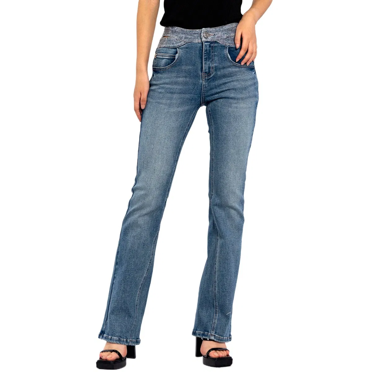 Design de Jeans Bootcut Lavados Azuis com Cintura Alta e Cadeia em Diamante Cruzada para Mulheres