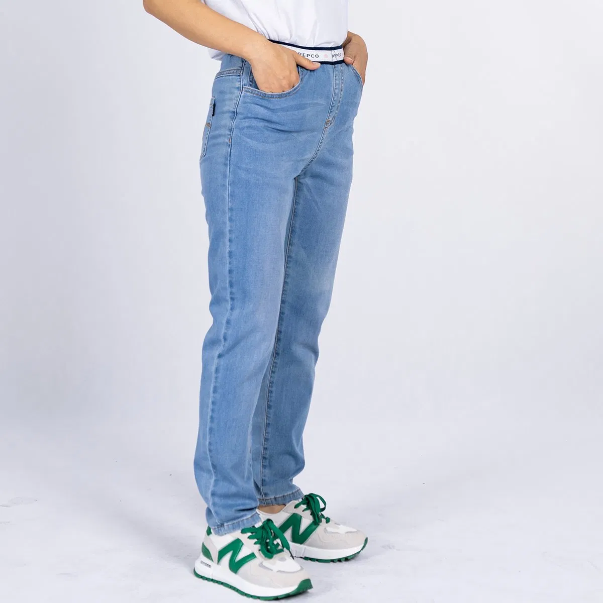Calças skinny infantis com logo em denim lavado macio e cintura elástica