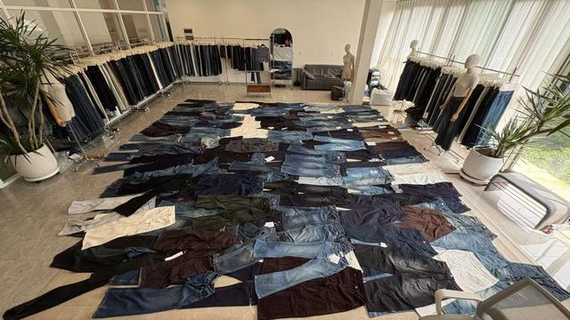Linha de montagem industrial especializada em costura e aviamento de denim de alta resistência