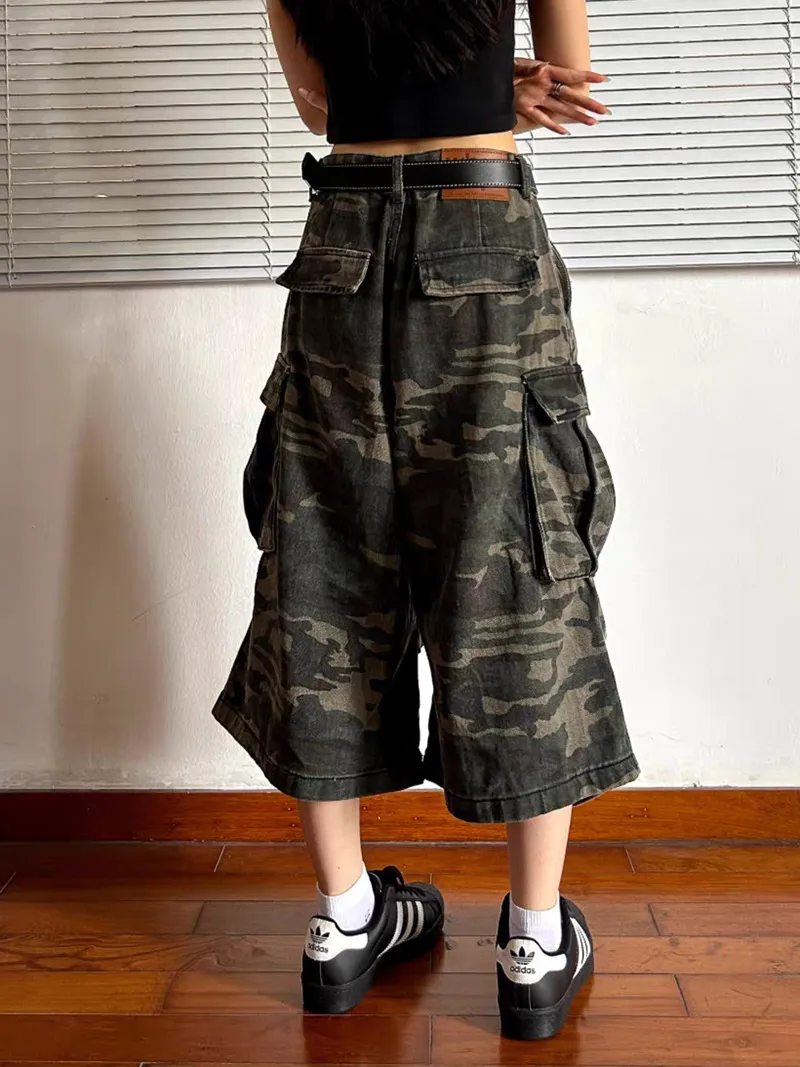 Calças Capri Cargo Cropped Largas com Estampa Camuflada e Múltiplos Bolsos