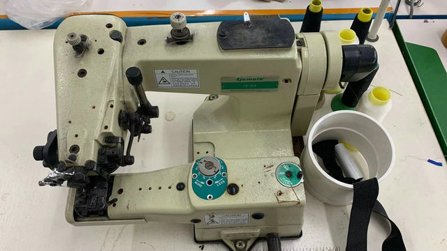 Processamento químico e de lavagem de peças jeans na lavanderia industrial