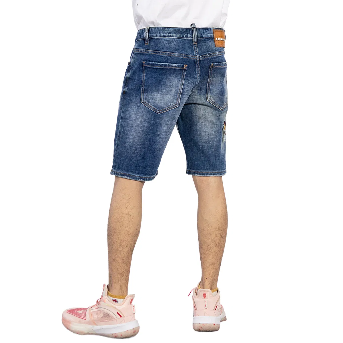 Calças Jeans Curtas Masculinas em Design de Patches em Denim Azul Desgastado