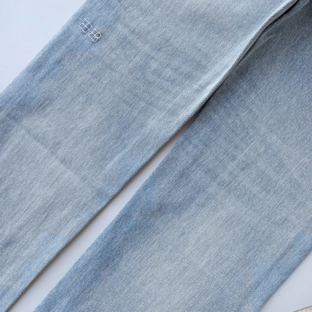 Detalhe de costura do jeans