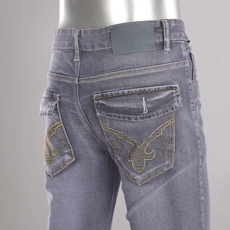 Calças de denim casuais de ajuste regular de cintura baixa, com alta resiliência e cor de luz personalizada, jeans retos para homens