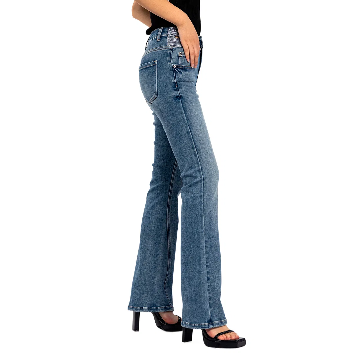 Design de Jeans Bootcut Lavados Azuis com Cintura Alta e Cadeia em Diamante Cruzada para Mulheres