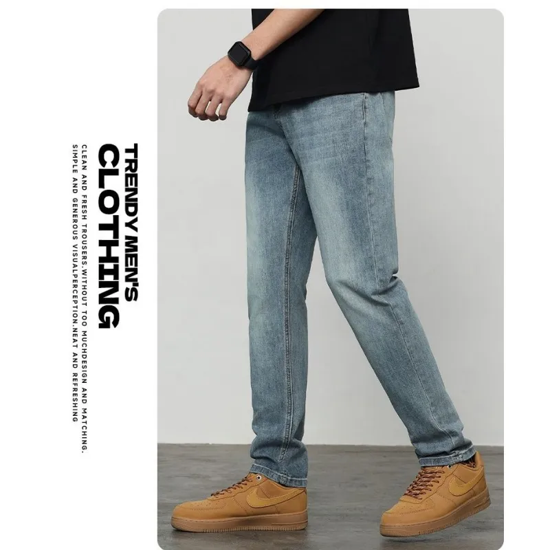 Calças de denim largas para homens com bordado preto, estilo streetwear, com ajuste solto e empilhadas