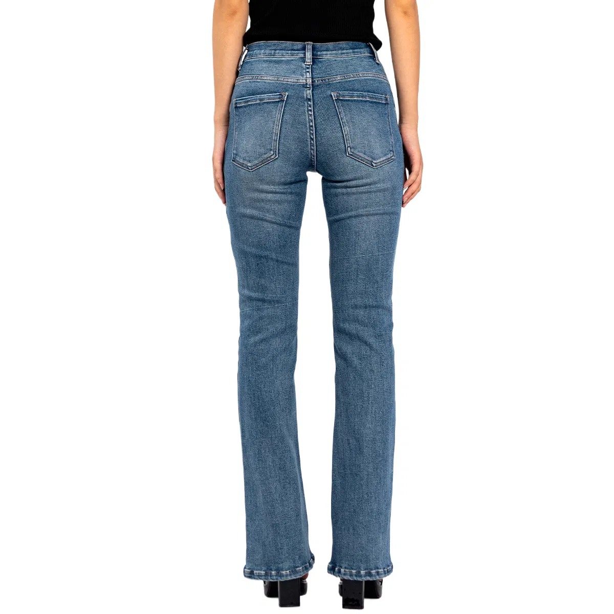 Design de Jeans Bootcut Lavados Azuis com Cintura Alta e Cadeia em Diamante Cruzada para Mulheres